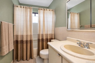 A 2-bedroom, 2-bath townhouse condo in Wantagh with 1,248 sq ft - photo 16