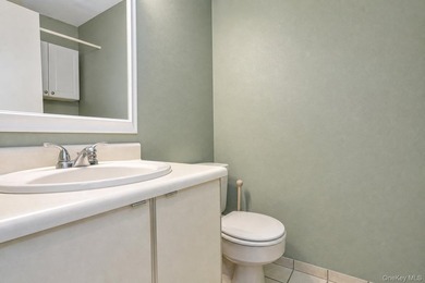 A 2-bedroom, 2-bath townhouse condo in Wantagh with 1,248 sq ft - photo 18