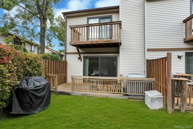 A 2-bedroom, 2-bath townhouse condo in Wantagh with 1,248 sq ft - photo 20