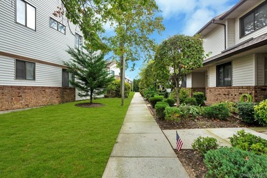 A 2-bedroom, 2-bath townhouse condo in Wantagh with 1,248 sq ft - photo 22
