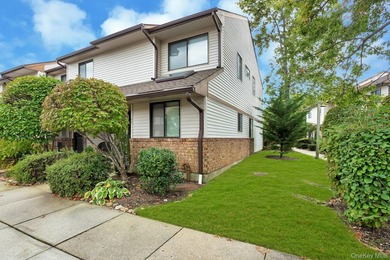 A 2-bedroom, 2-bath townhouse condo in Wantagh with 1,248 sq ft - photo 23