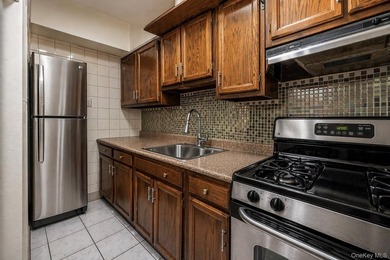 Welcome to this spacious two-family home located in the Edenwald - photo 5