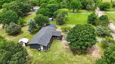 Beautifully remodeled manufactured home on 2.5 acres in Quinlan - photo 4