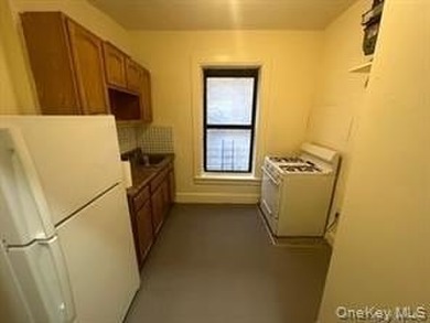 Welcome to 30 Macomb Place! This beautiful 2-bedroom coop in - photo 4