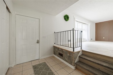 A FRESH SPACIOUS SPLIT LOCATED IN A MATURE NEIGHBORHOOD IN - photo 3