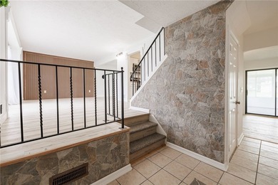 A FRESH SPACIOUS SPLIT LOCATED IN A MATURE NEIGHBORHOOD IN - photo 4