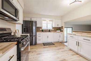 A FRESH SPACIOUS SPLIT LOCATED IN A MATURE NEIGHBORHOOD IN - photo 5