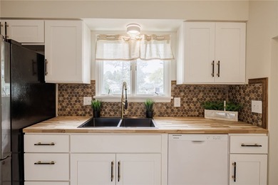 A FRESH SPACIOUS SPLIT LOCATED IN A MATURE NEIGHBORHOOD IN - photo 7