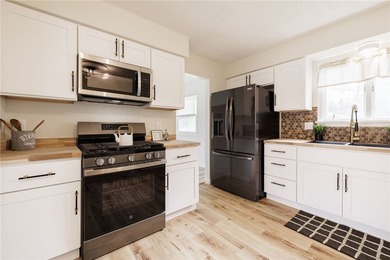 A FRESH SPACIOUS SPLIT LOCATED IN A MATURE NEIGHBORHOOD IN - photo 8