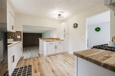 A FRESH SPACIOUS SPLIT LOCATED IN A MATURE NEIGHBORHOOD IN - photo 9