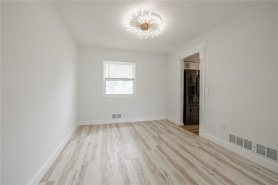 A FRESH SPACIOUS SPLIT LOCATED IN A MATURE NEIGHBORHOOD IN - photo 10