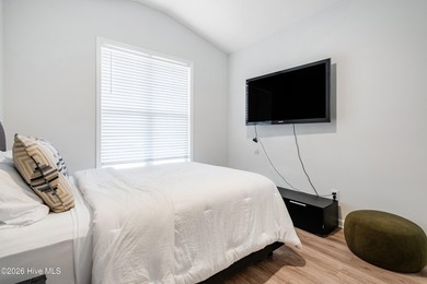 Welcome to this beautifully updated 3-bedroom, 3-bathroom - photo 7