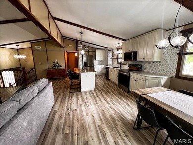 Welcome home to this beautifully remodeled 3-bedroom, 3-bath - photo 33