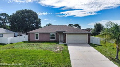 Beautiful home custom built in 2018 with HUGE Master bedroom and - photo 3