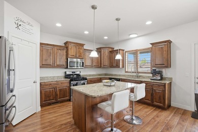 Beautiful home w/open-concept living. Kitchen w/ample cabinetry - photo 11