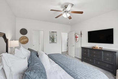 Beautiful home w/open-concept living. Kitchen w/ample cabinetry - photo 19