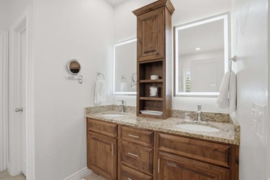 Beautiful home w/open-concept living. Kitchen w/ample cabinetry - photo 21