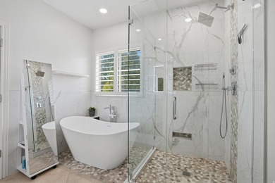 Beautiful home w/open-concept living. Kitchen w/ample cabinetry - photo 22