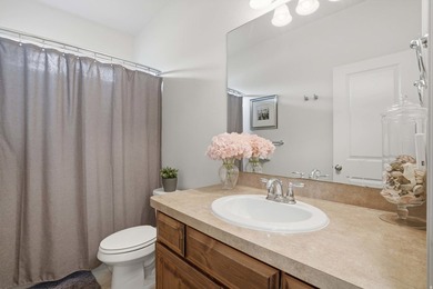 Beautiful home w/open-concept living. Kitchen w/ample cabinetry - photo 23