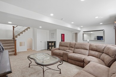 Beautiful home w/open-concept living. Kitchen w/ample cabinetry - photo 28