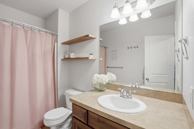 Beautiful home w/open-concept living. Kitchen w/ample cabinetry - photo 32