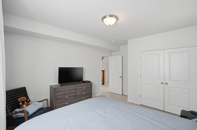 Beautiful home w/open-concept living. Kitchen w/ample cabinetry - photo 34
