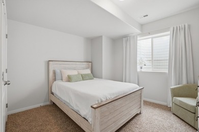 Beautiful home w/open-concept living. Kitchen w/ample cabinetry - photo 35