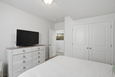 Beautiful home w/open-concept living. Kitchen w/ample cabinetry - photo 36