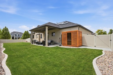 Beautiful home w/open-concept living. Kitchen w/ample cabinetry - photo 43