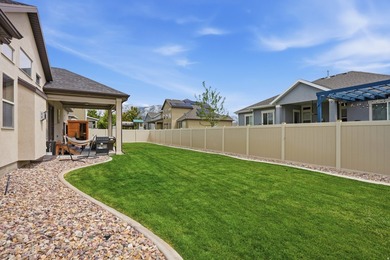 Beautiful home w/open-concept living. Kitchen w/ample cabinetry - photo 45