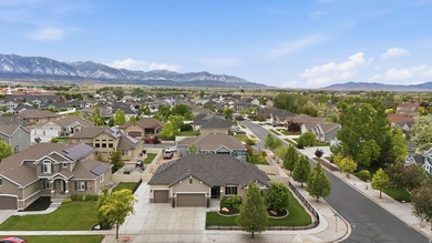 Beautiful home w/open-concept living. Kitchen w/ample cabinetry - photo 49