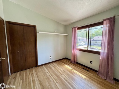 Welcome home to this well-maintained split foyer situated on a - photo 21