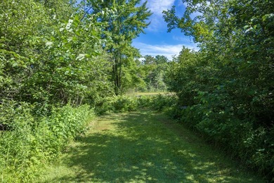Escape to this charming Lake Front cabin, nestled on 1.7 acres - photo 32