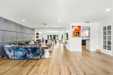 Welcome home! Fully renovated hidden gem in the double gated - photo 3
