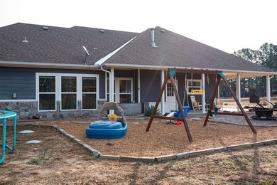 Beautiful 3 bedroom 2.5 bath located in Water edge ranch HOA - photo 2