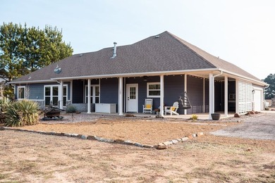 Beautiful 3 bedroom 2.5 bath located in Water edge ranch HOA - photo 3