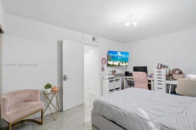 Updated 2/2, top floor, bright, open concept features includes