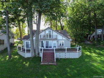 Lobdell Lake Home Sale Pending in Fenton Michigan