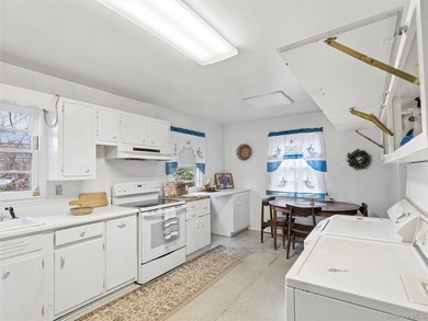 New to the market is 20 Cherry Lane in Huntington, an expansive - photo 4