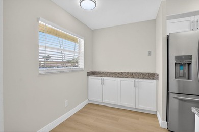 Beautifully updated corner unit in sought-after Boca Barwood! - photo 13