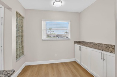 Beautifully updated corner unit in sought-after Boca Barwood! - photo 17