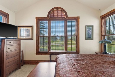Overlooking the Eagle Bend Golf Course, this beautifully - photo 21