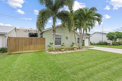 Welcome to 128 Banyan Circle, a meticulously maintained - photo 38
