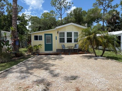 Come view this sunshine yellow cottage located in Ramblers Rest - photo 1