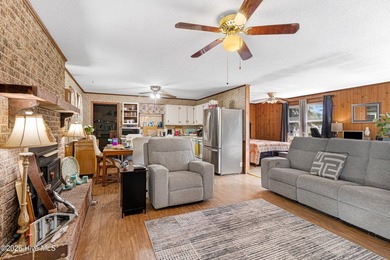 SELLER OFFERING $2,000 IN CLOSING COSTS. 3-bedroom, 2-bath brick - photo 3