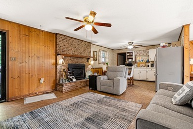 SELLER OFFERING $2,000 IN CLOSING COSTS. 3-bedroom, 2-bath brick - photo 4