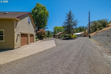 Exceptional 42+/- acre luxury estate featuring a custom - photo 10
