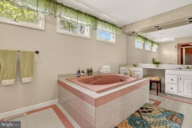 This absolutely pristine, well maintained and much loved home - photo 21