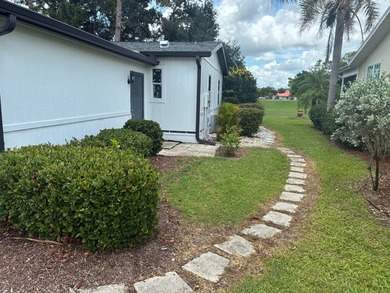 (In a 55 and over community) Lovely unfurnished 2 bedrooms and 2 - photo 2