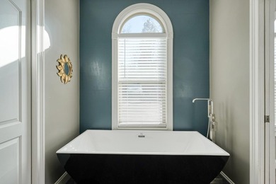 Welcome to this beautifully maintained lakefront residence - photo 16
